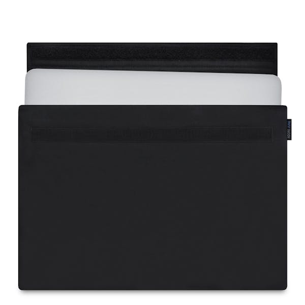 The picture shows the front of Classic Sleeve for Apple MacBook Pro 15 in color Black; As an illustration, it also shows what the compatible device looks like in this bag