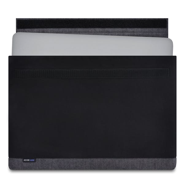 Das Bild zeigt die Vorderseite von Bold Hülle für Apple MacBook Pro 15 in Farbe Grau / Schwarz; Zur Veranschaulichung wird ebenfalls dargestellt, wie das kompatible Gerät in dieser Tasche aussieht