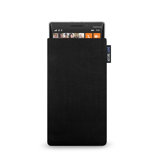 Das Bild zeigt die Vorderseite von Classic Tasche für Nokia Lumia 930 in Farbe Schwarz; Zur Veranschaulichung wird ebenfalls dargestellt, wie das kompatible Gerät in dieser Tasche aussieht