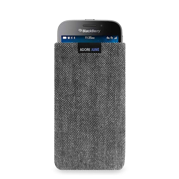 Das Bild zeigt die Vorderseite von Business Tasche für Blackberry Classic in Farbe Grau / Schwarz; Zur Veranschaulichung wird ebenfalls dargestellt, wie das kompatible Gerät in dieser Tasche aussieht