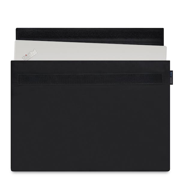 Das Bild zeigt die Vorderseite von Classic Hülle für Lenovo ThinkPad X1 Carbon in Farbe Schwarz; Zur Veranschaulichung wird ebenfalls dargestellt, wie das kompatible Gerät in dieser Tasche aussieht