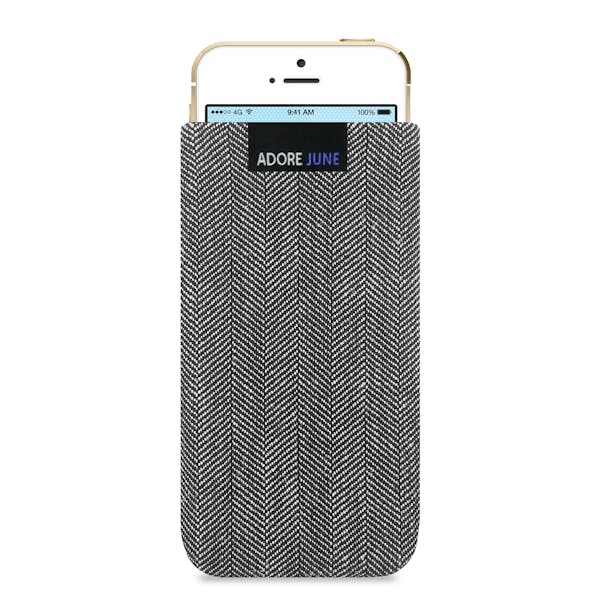 Das Bild zeigt die Vorderseite von Business Tasche für Apple iPhone SE und iPhone 5 und 5S in Farbe Grau / Schwarz; Zur Veranschaulichung wird ebenfalls dargestellt, wie das kompatible Gerät in dieser Tasche aussieht