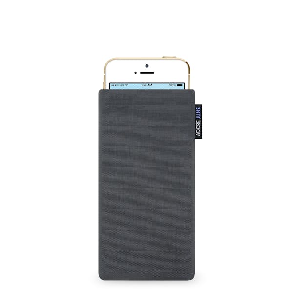 Das Bild zeigt die Vorderseite von Classic Tasche für Apple iPhone SE und iPhone 5 und 5S in Farbe Dunkelgrau; Zur Veranschaulichung wird ebenfalls dargestellt, wie das kompatible Gerät in dieser Tasche aussieht