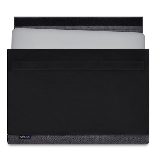 Das Bild zeigt die Vorderseite von Bold Hülle für Apple MacBook Pro 13 und MacBook Air 13 in Farbe Grau / Schwarz; Zur Veranschaulichung wird ebenfalls dargestellt, wie das kompatible Gerät in dieser Tasche aussieht