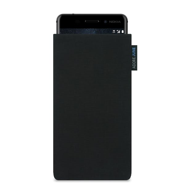 Das Bild zeigt die Vorderseite von Classic Tasche für Nokia 6 in Farbe Schwarz; Zur Veranschaulichung wird ebenfalls dargestellt, wie das kompatible Gerät in dieser Tasche aussieht
