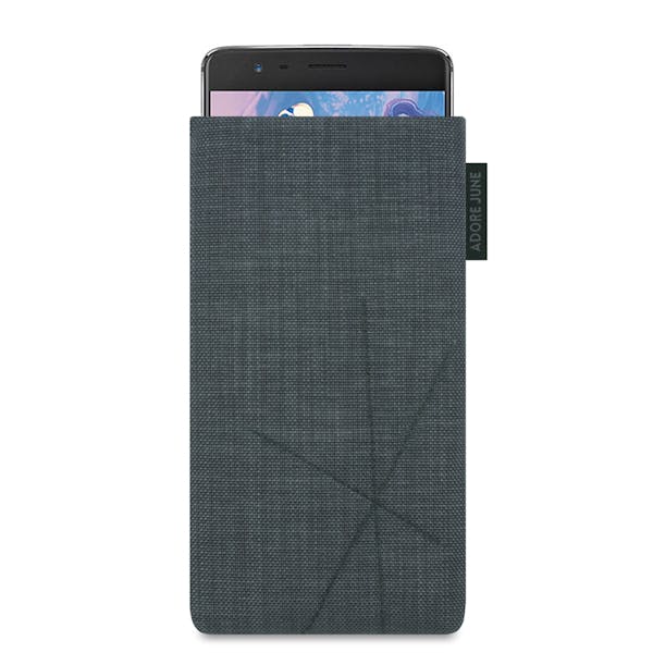 Das Bild zeigt die Vorderseite von Axis Tasche für OnePlus 3 und 3T in Farbe Dunkelgrau; Zur Veranschaulichung wird ebenfalls dargestellt, wie das kompatible Gerät in dieser Tasche aussieht