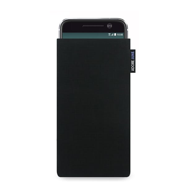Das Bild zeigt die Vorderseite von Classic Tasche für HTC 10 in Farbe Schwarz; Zur Veranschaulichung wird ebenfalls dargestellt, wie das kompatible Gerät in dieser Tasche aussieht