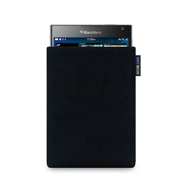 Das Bild zeigt die Vorderseite von Classic Tasche für BlackBerry Passport in Farbe Schwarz; Zur Veranschaulichung wird ebenfalls dargestellt, wie das kompatible Gerät in dieser Tasche aussieht