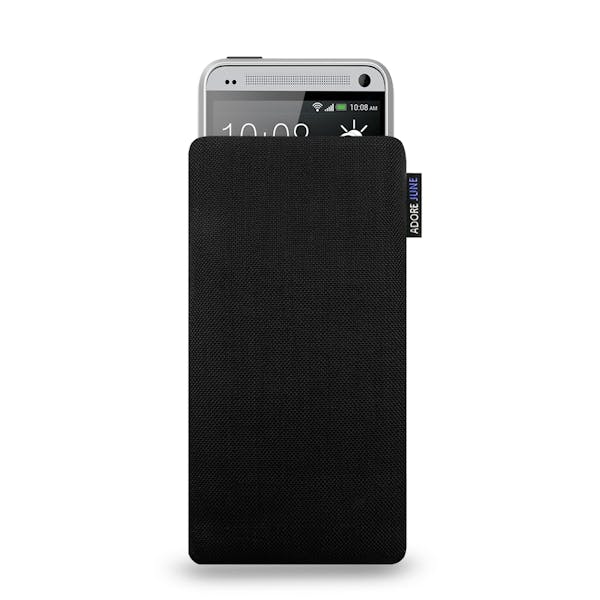 Das Bild zeigt die Vorderseite von Classic Tasche für HTC One mini m4 in Farbe Schwarz; Zur Veranschaulichung wird ebenfalls dargestellt, wie das kompatible Gerät in dieser Tasche aussieht