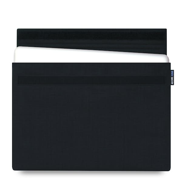 Das Bild zeigt die Vorderseite von Classic Hülle für Apple MacBook Pro 15 2012-2015 in Farbe Schwarz; Zur Veranschaulichung wird ebenfalls dargestellt, wie das kompatible Gerät in dieser Tasche aussieht