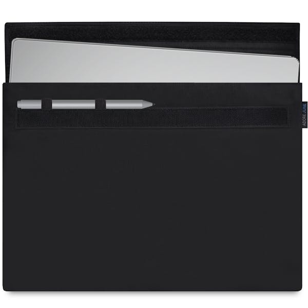 Das Bild zeigt die Vorderseite von Classic Hülle für Microsoft Surface Book 13,5 in Farbe Schwarz; Zur Veranschaulichung wird ebenfalls dargestellt, wie das kompatible Gerät in dieser Tasche aussieht