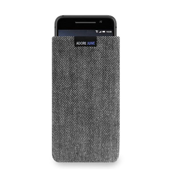 Das Bild zeigt die Vorderseite von Business Tasche für HTC One A9 in Farbe Grau / Schwarz; Zur Veranschaulichung wird ebenfalls dargestellt, wie das kompatible Gerät in dieser Tasche aussieht