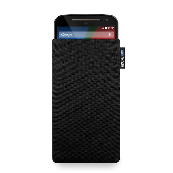 Das Bild zeigt die Vorderseite von Classic Tasche für Motorola Moto G 2014 / 2. Generation in Farbe Schwarz; Zur Veranschaulichung wird ebenfalls dargestellt, wie das kompatible Gerät in dieser Tasche aussieht