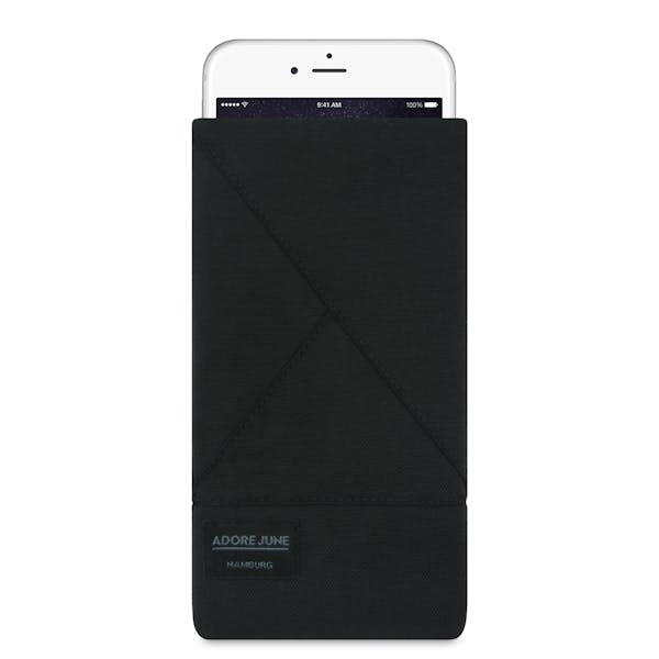 Das Bild zeigt die Vorderseite von Triangle Tasche für iPhone 6 Plus 6S Plus und 7 Plus in Farbe Schwarz; Zur Veranschaulichung wird ebenfalls dargestellt, wie das kompatible Gerät in dieser Tasche aussieht