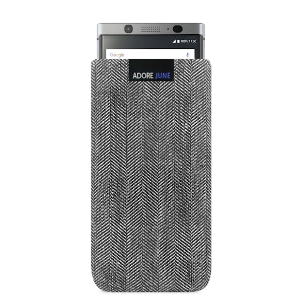 Das Bild zeigt die Vorderseite von Business Tasche für BlackBerry KeyOne in Farbe Grau / Schwarz; Zur Veranschaulichung wird ebenfalls dargestellt, wie das kompatible Gerät in dieser Tasche aussieht