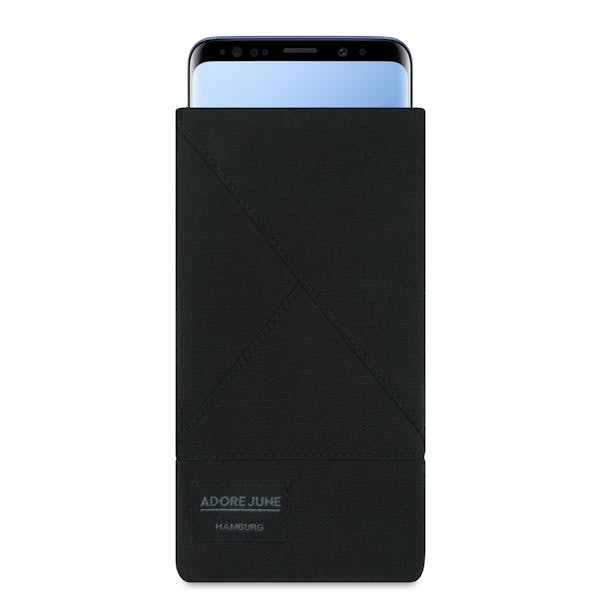 Das Bild zeigt die Vorderseite von Triangle Tasche für Samsung Galaxy S9 in Farbe Schwarz; Zur Veranschaulichung wird ebenfalls dargestellt, wie das kompatible Gerät in dieser Tasche aussieht