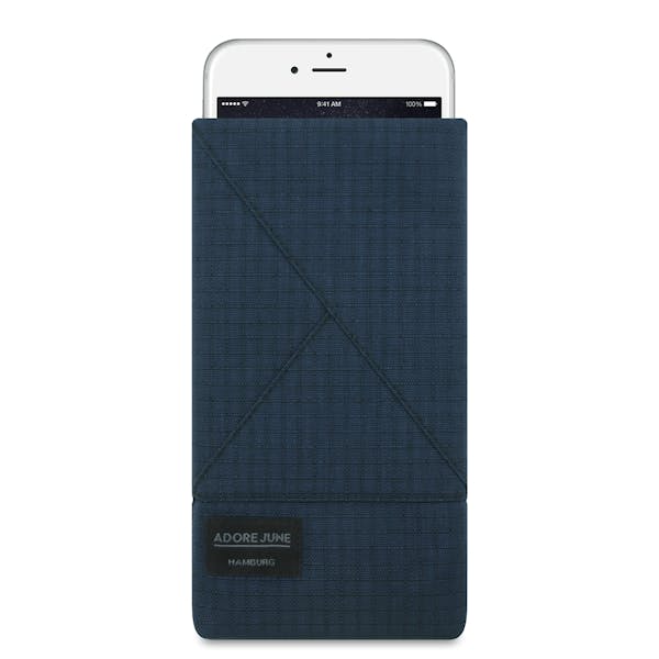 Das Bild zeigt die Vorderseite von Triangle Tasche für iPhone 6 Plus 6S Plus und 7 Plus in Farbe Blau; Zur Veranschaulichung wird ebenfalls dargestellt, wie das kompatible Gerät in dieser Tasche aussieht