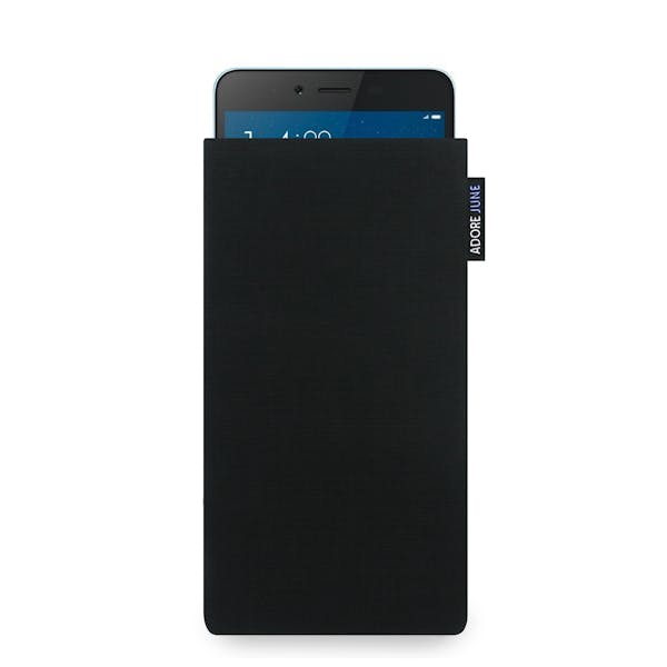 The picture shows the front of Classic Sleeve for Xiaomi Redmi Note 2 in color Black; As an illustration, it also shows what the compatible device looks like in this bag