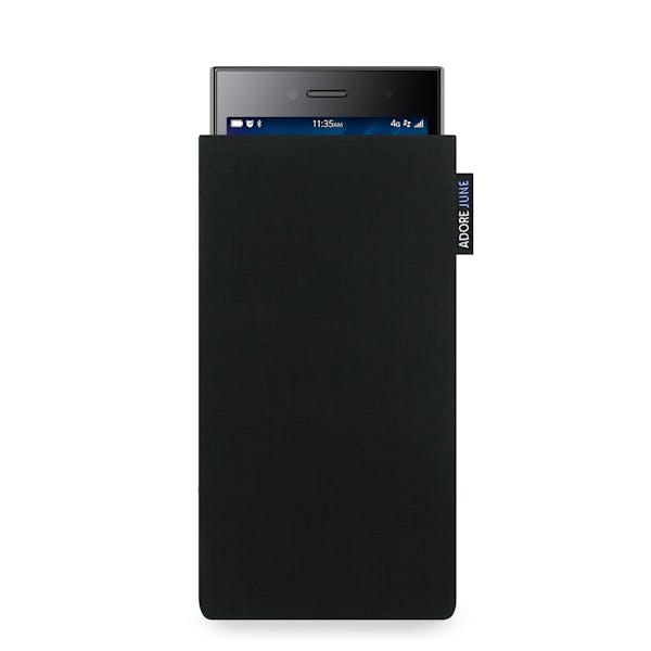 Das Bild zeigt die Vorderseite von Classic Tasche für BlackBerry Leap in Farbe Schwarz; Zur Veranschaulichung wird ebenfalls dargestellt, wie das kompatible Gerät in dieser Tasche aussieht