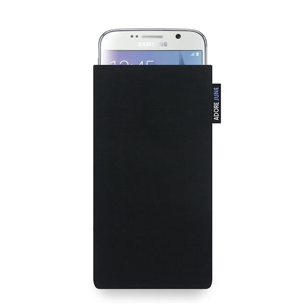Das Bild zeigt die Vorderseite von Classic Tasche für Samsung Galaxy S6 in Farbe Schwarz; Zur Veranschaulichung wird ebenfalls dargestellt, wie das kompatible Gerät in dieser Tasche aussieht