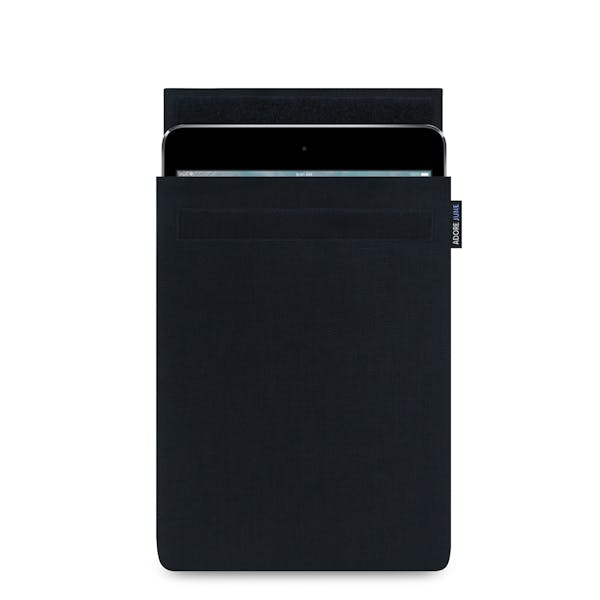 Das Bild zeigt die Vorderseite von Classic Hülle für Apple iPad mini 4 und mini 5 in Farbe Schwarz; Zur Veranschaulichung wird ebenfalls dargestellt, wie das kompatible Gerät in dieser Tasche aussieht