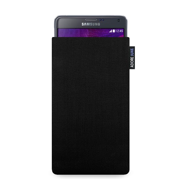 Das Bild zeigt die Vorderseite von Classic Tasche für Samsung Galaxy Note 4 in Farbe Schwarz; Zur Veranschaulichung wird ebenfalls dargestellt, wie das kompatible Gerät in dieser Tasche aussieht