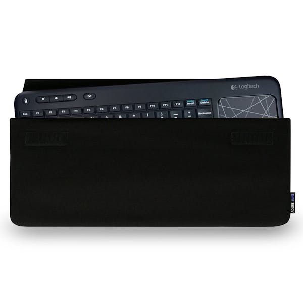 Das Bild zeigt die Vorderseite von Keeb Hülle für Logitech Wireless K400 und K400 Plus in Farbe Schwarz; Zur Veranschaulichung wird ebenfalls dargestellt, wie das kompatible Gerät in dieser Tasche aussieht