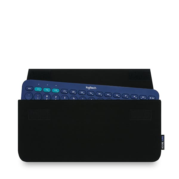 Das Bild zeigt die Vorderseite von Keeb Hülle für Logitech K380 Multi-Device Keyboard in Farbe Schwarz; Zur Veranschaulichung wird ebenfalls dargestellt, wie das kompatible Gerät in dieser Tasche aussieht