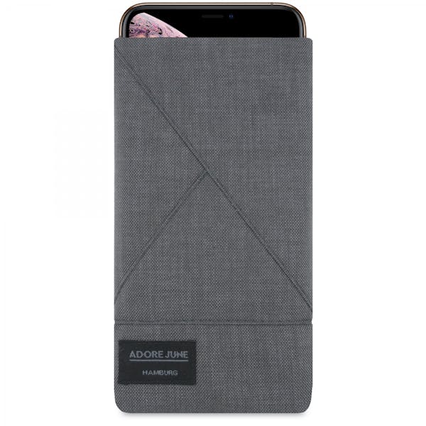 Das Bild zeigt die Vorderseite von Triangle Tasche für Apple iPhone Xs Max in Farbe Dunkelgrau; Zur Veranschaulichung wird ebenfalls dargestellt, wie das kompatible Gerät in dieser Tasche aussieht