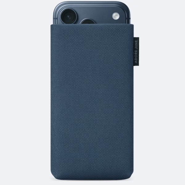 Bild 1 von Adore June Classic Recycled Handytasche für Apple iPhone 17 Pro und iPhone 17 in Farbe Blau