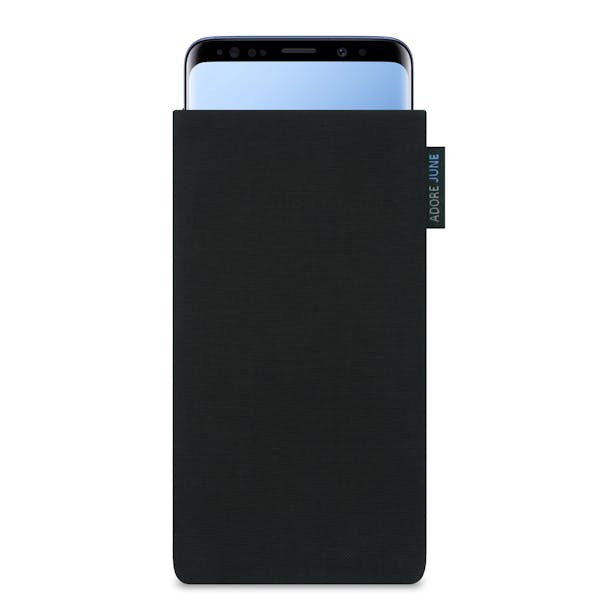 Das Bild zeigt die Vorderseite von Classic Tasche für Samsung Galaxy S9 Plus in Farbe Schwarz; Zur Veranschaulichung wird ebenfalls dargestellt, wie das kompatible Gerät in dieser Tasche aussieht
