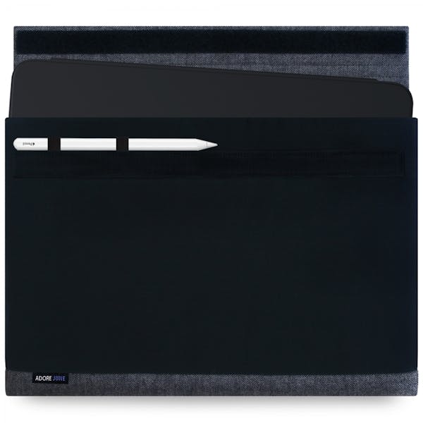 Das Bild zeigt die Vorderseite von Bold Hülle für Apple iPad Pro 12 2018 in Farbe Schwarz; Zur Veranschaulichung wird ebenfalls dargestellt, wie das kompatible Gerät in dieser Tasche aussieht