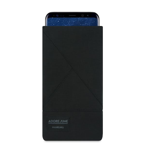 Das Bild zeigt die Vorderseite von Triangle Tasche für Samsung Galaxy S8 in Farbe Schwarz; Zur Veranschaulichung wird ebenfalls dargestellt, wie das kompatible Gerät in dieser Tasche aussieht