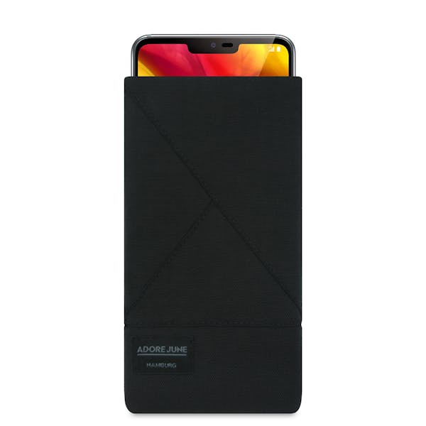 Das Bild zeigt die Vorderseite von Triangle Tasche für LG G7 ThinQ und LG G7 One in Farbe Schwarz; Zur Veranschaulichung wird ebenfalls dargestellt, wie das kompatible Gerät in dieser Tasche aussieht