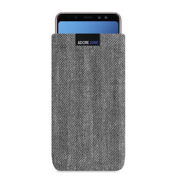 Das Bild zeigt die Vorderseite von Business Tasche für Samsung Galaxy A8 2018 in Farbe Grau / Schwarz; Zur Veranschaulichung wird ebenfalls dargestellt, wie das kompatible Gerät in dieser Tasche aussieht