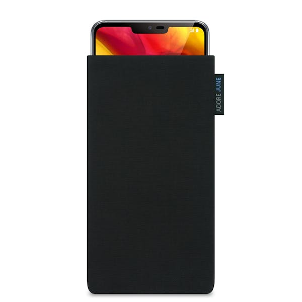 Das Bild zeigt die Vorderseite von Classic Tasche für LG G7 ThinQ und LG G7 One in Farbe Schwarz; Zur Veranschaulichung wird ebenfalls dargestellt, wie das kompatible Gerät in dieser Tasche aussieht