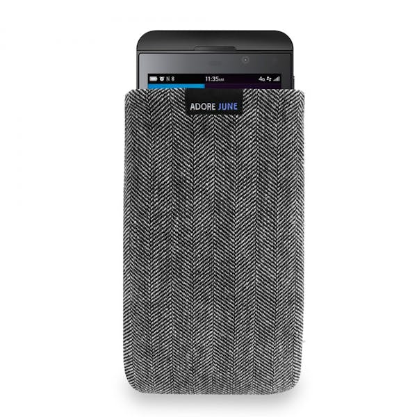 Das Bild zeigt die Vorderseite von Business Tasche für BlackBerry Z10 in Farbe Grau / Schwarz; Zur Veranschaulichung wird ebenfalls dargestellt, wie das kompatible Gerät in dieser Tasche aussieht