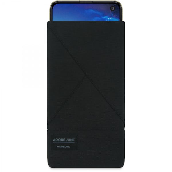 Das Bild zeigt die Vorderseite von Triangle Tasche für Samsung Galaxy S10e in Farbe Schwarz; Zur Veranschaulichung wird ebenfalls dargestellt, wie das kompatible Gerät in dieser Tasche aussieht