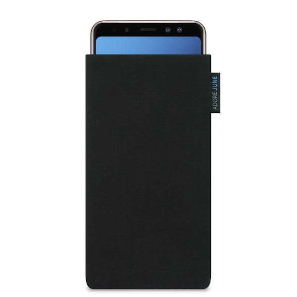 Das Bild zeigt die Vorderseite von Classic Tasche für Samsung Galaxy A8 2018 in Farbe Schwarz; Zur Veranschaulichung wird ebenfalls dargestellt, wie das kompatible Gerät in dieser Tasche aussieht