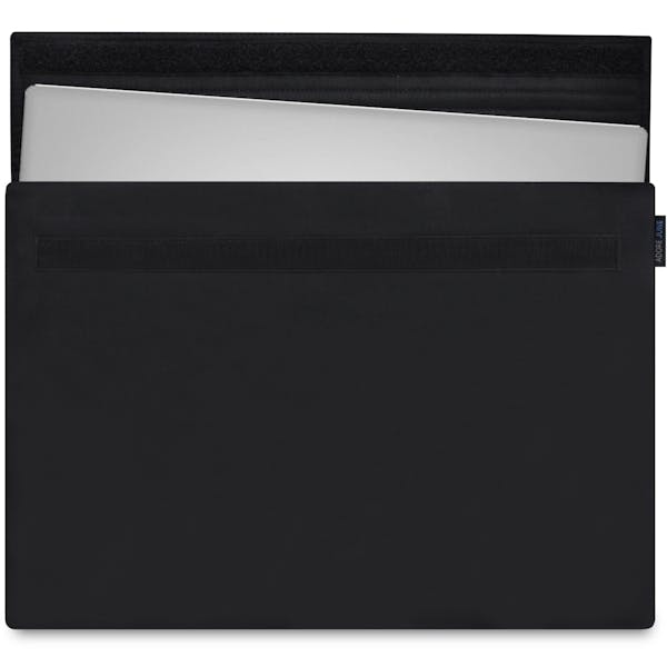 Das Bild zeigt die Vorderseite von Classic Hülle für Dell XPS 15 in Farbe Schwarz; Zur Veranschaulichung wird ebenfalls dargestellt, wie das kompatible Gerät in dieser Tasche aussieht