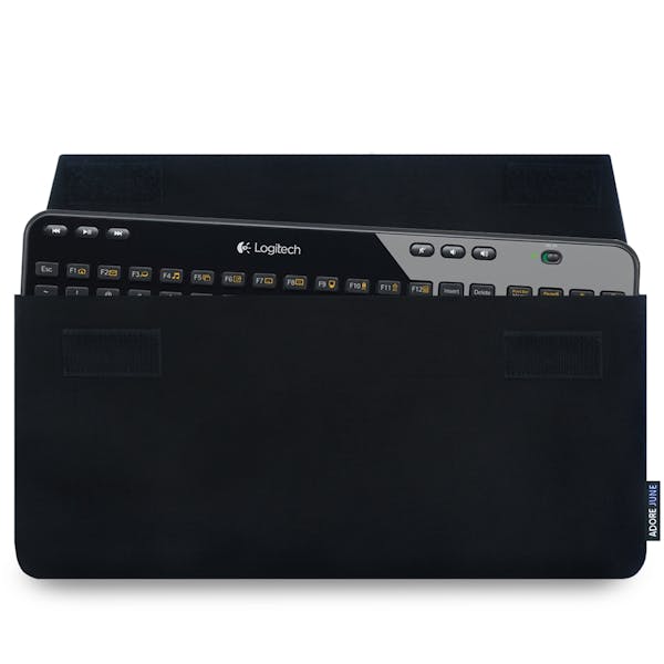 Das Bild zeigt die Vorderseite von Keeb Hülle für Logitech K360 Wireless Tastatur in Farbe Schwarz; Zur Veranschaulichung wird ebenfalls dargestellt, wie das kompatible Gerät in dieser Tasche aussieht