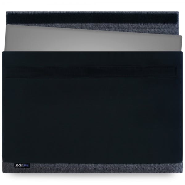 Das Bild zeigt die Vorderseite von Bold Hülle für Dell XPS 13 in Farbe Schwarz; Zur Veranschaulichung wird ebenfalls dargestellt, wie das kompatible Gerät in dieser Tasche aussieht
