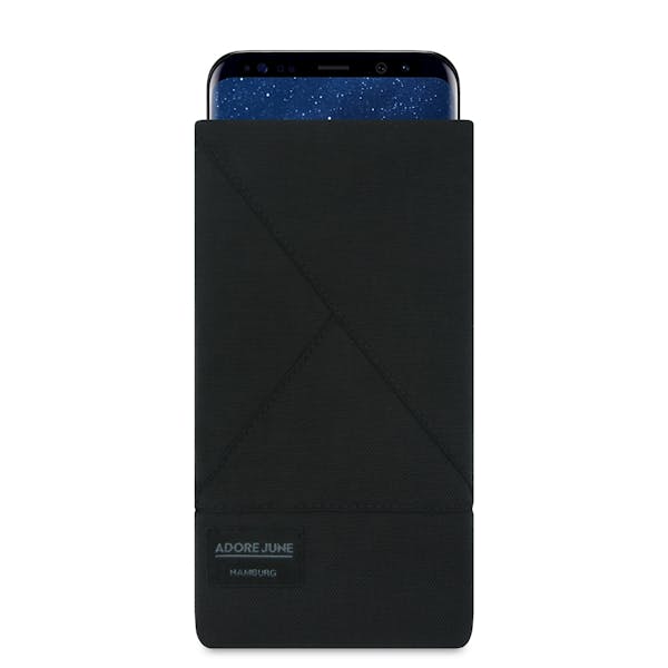 Das Bild zeigt die Vorderseite von Triangle Tasche für Samsung Galaxy S8 Plus in Farbe Schwarz; Zur Veranschaulichung wird ebenfalls dargestellt, wie das kompatible Gerät in dieser Tasche aussieht