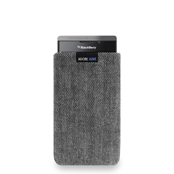 Das Bild zeigt die Vorderseite von Business Tasche für BlackBerry Porsche Design P9983 in Farbe Grau / Schwarz; Zur Veranschaulichung wird ebenfalls dargestellt, wie das kompatible Gerät in dieser Tasche aussieht