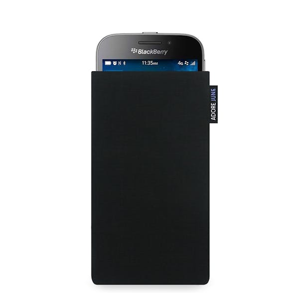Das Bild zeigt die Vorderseite von Classic Tasche für Blackberry Classic in Farbe Schwarz; Zur Veranschaulichung wird ebenfalls dargestellt, wie das kompatible Gerät in dieser Tasche aussieht