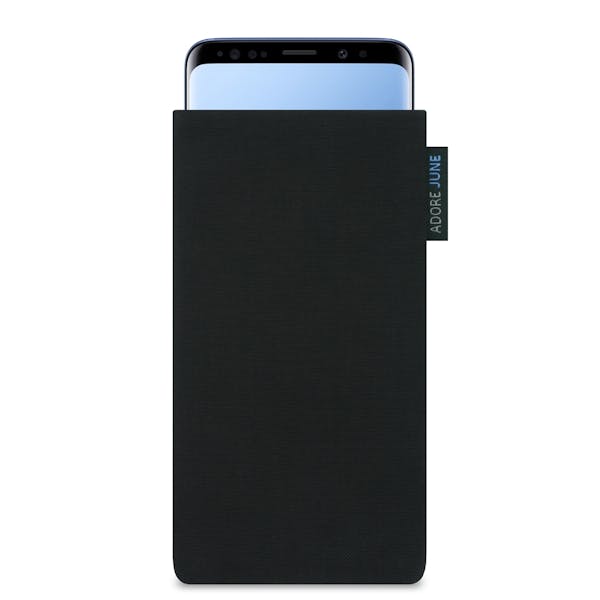 Das Bild zeigt die Vorderseite von Classic Tasche für Samsung Galaxy S9 in Farbe Schwarz; Zur Veranschaulichung wird ebenfalls dargestellt, wie das kompatible Gerät in dieser Tasche aussieht
