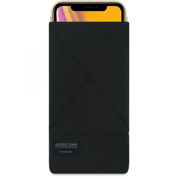 Das Bild zeigt die Vorderseite von Triangle Tasche für Apple iPhone XR in Farbe Schwarz; Zur Veranschaulichung wird ebenfalls dargestellt, wie das kompatible Gerät in dieser Tasche aussieht